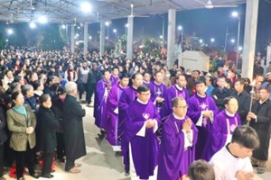 GP.Hưng Hóa - Quý Cha Quê Hương Hoàng Xá Và Trại Sơn Dâng Thánh Lễ Cầu Nguyện Cho Các Tín Hữu Đã Qua Đời Tại Vườn Thánh Giáo Xứ Hoàng Xá